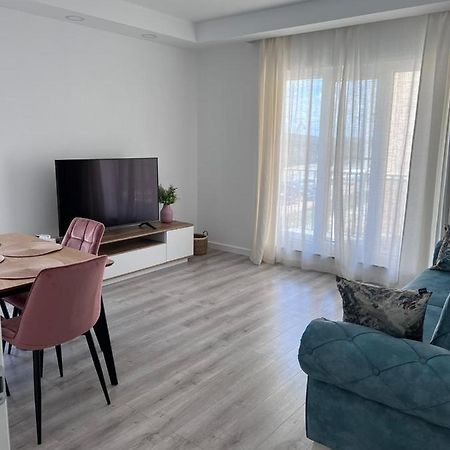 Cosmopolis Bliss: Your Home Away From Home Stefanestii de Jos Eksteriør billede
