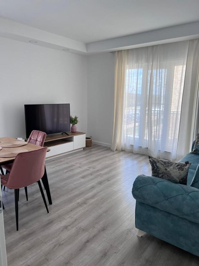 Cosmopolis Bliss: Your Home Away From Home Stefanestii de Jos Eksteriør billede